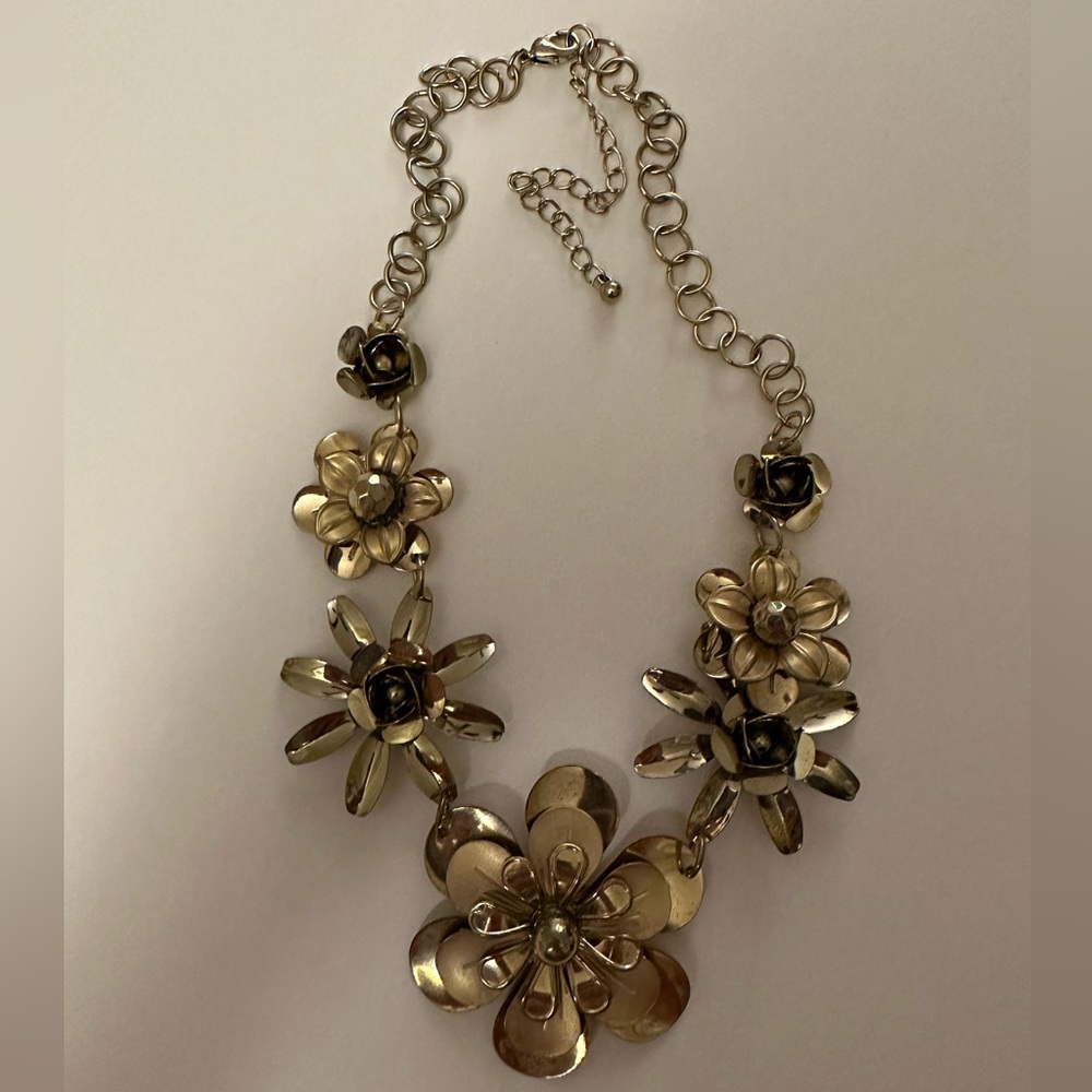 Metal flower necklace